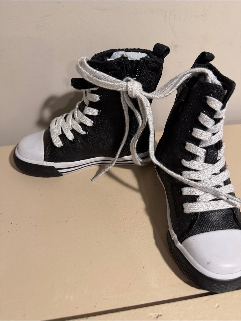 Source Unknown Black High-Top Sneakers with Multicolor Floral Embroidery